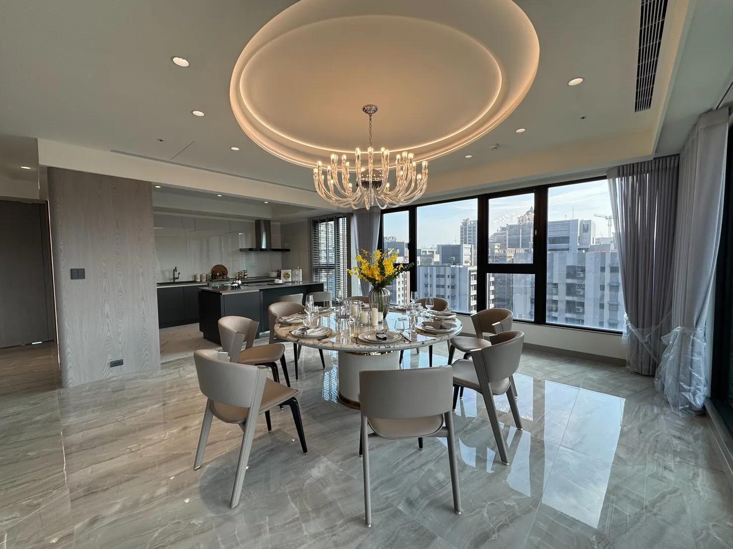 以異質材料的拼接，堆疊錯落有致的層次美感